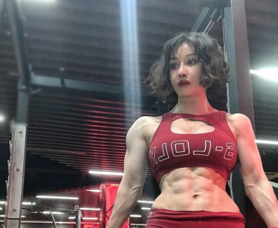 白大褂|青岛辣妈，脱下白大褂，一身腱子肉力量感十足