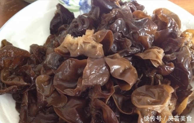 木耳新吃法,不凉拌、不炒菜,三分钟做一大盘,金黄酥脆,吃不够