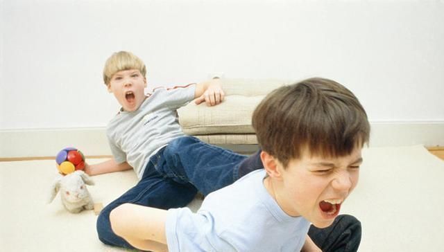 张妈|23岁姐姐打不过3岁弟弟,姐姐向妈妈哭诉,弟弟却一脸不屑