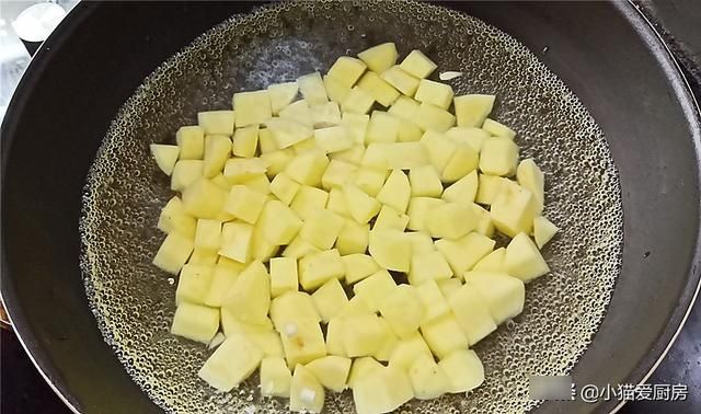 自从学会了“焦香火腿土豆”的做法，孩子天天点名要吃，特过瘾