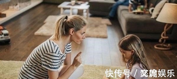 小袁|1岁宝宝犯错被“罚站”,无辜卖萌的样子,让妈妈瞬间就心软了