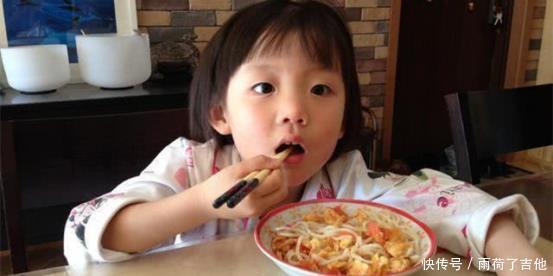 辣条|吃一次等于6个塑料袋，很多家庭都给娃吃，看看自家孩子中招没