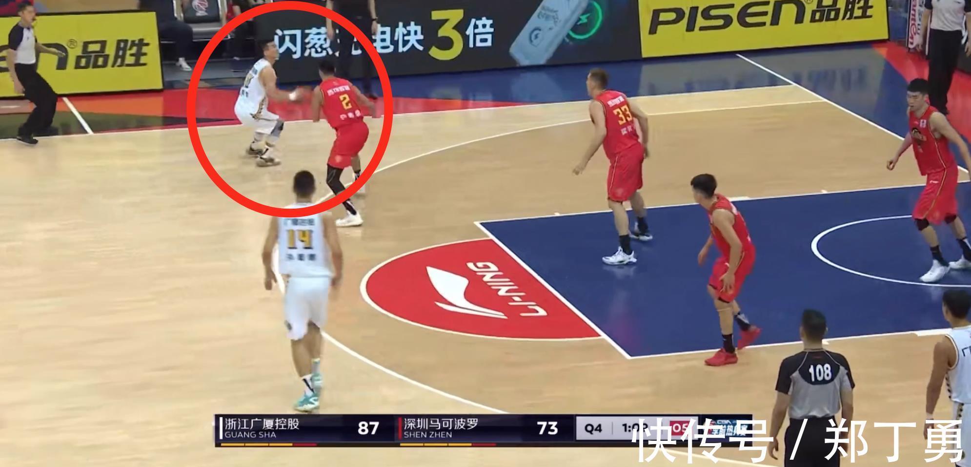 孙椿|无人防守时,CBA球员想扣篮,结果连框都没碰到,队友直接捂脸偷笑