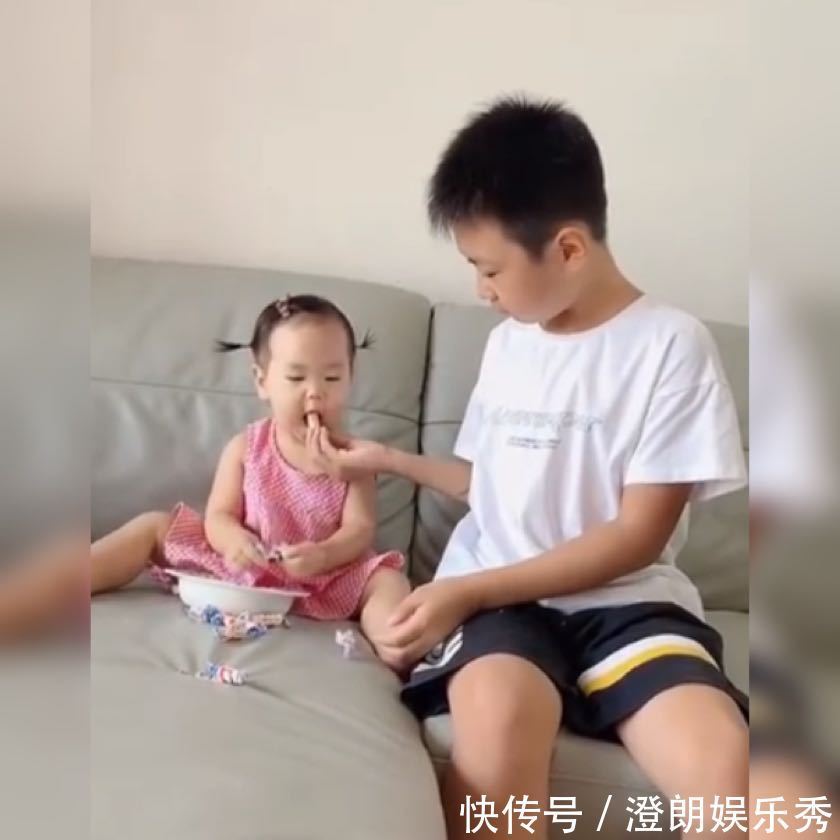 馒头|哥哥用馒头当糖块“套路”妹妹火了,网友:还是馒头很好吃,管饱