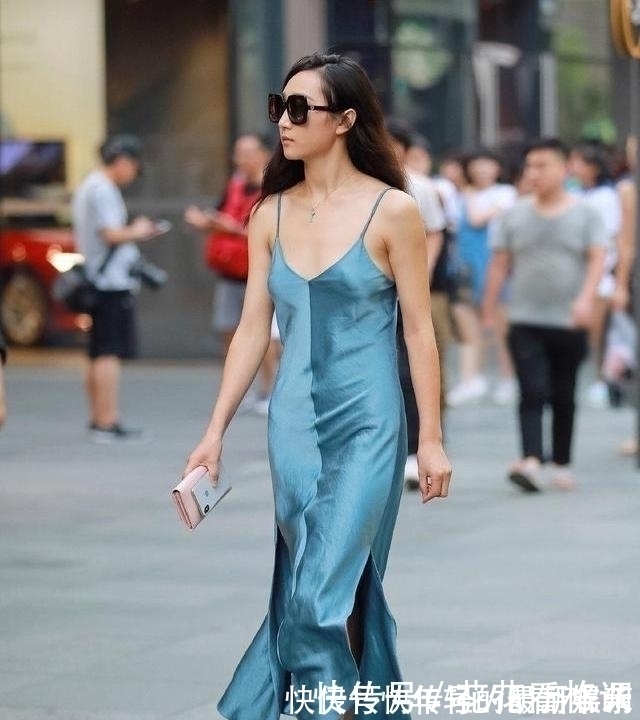 外套 身穿女人味十足的礼服,简约而休闲,显得十分性感