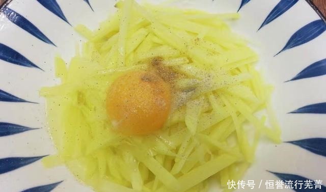 冬天,吃油条不如吃它,做1次不到3块钱,一拌一烙金黄酥脆超香