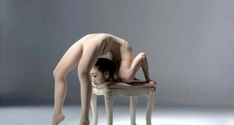 美女!中国“柔术”第一美女,已达登峰造极的地步,网友:动作看着疼