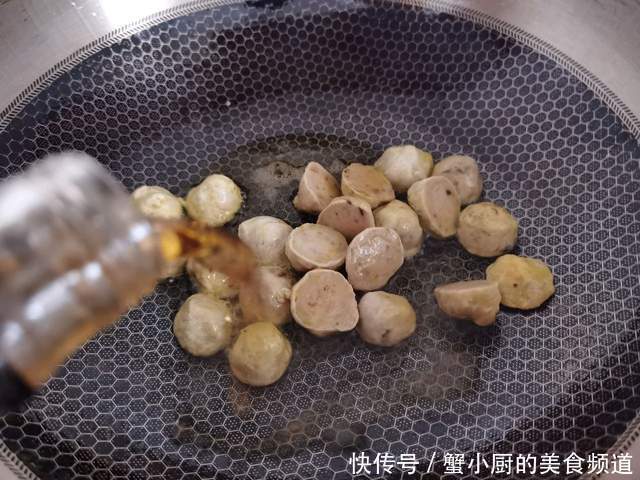 香喷喷的韭菜炒肉丸，美味又下饭，一大盘不够吃