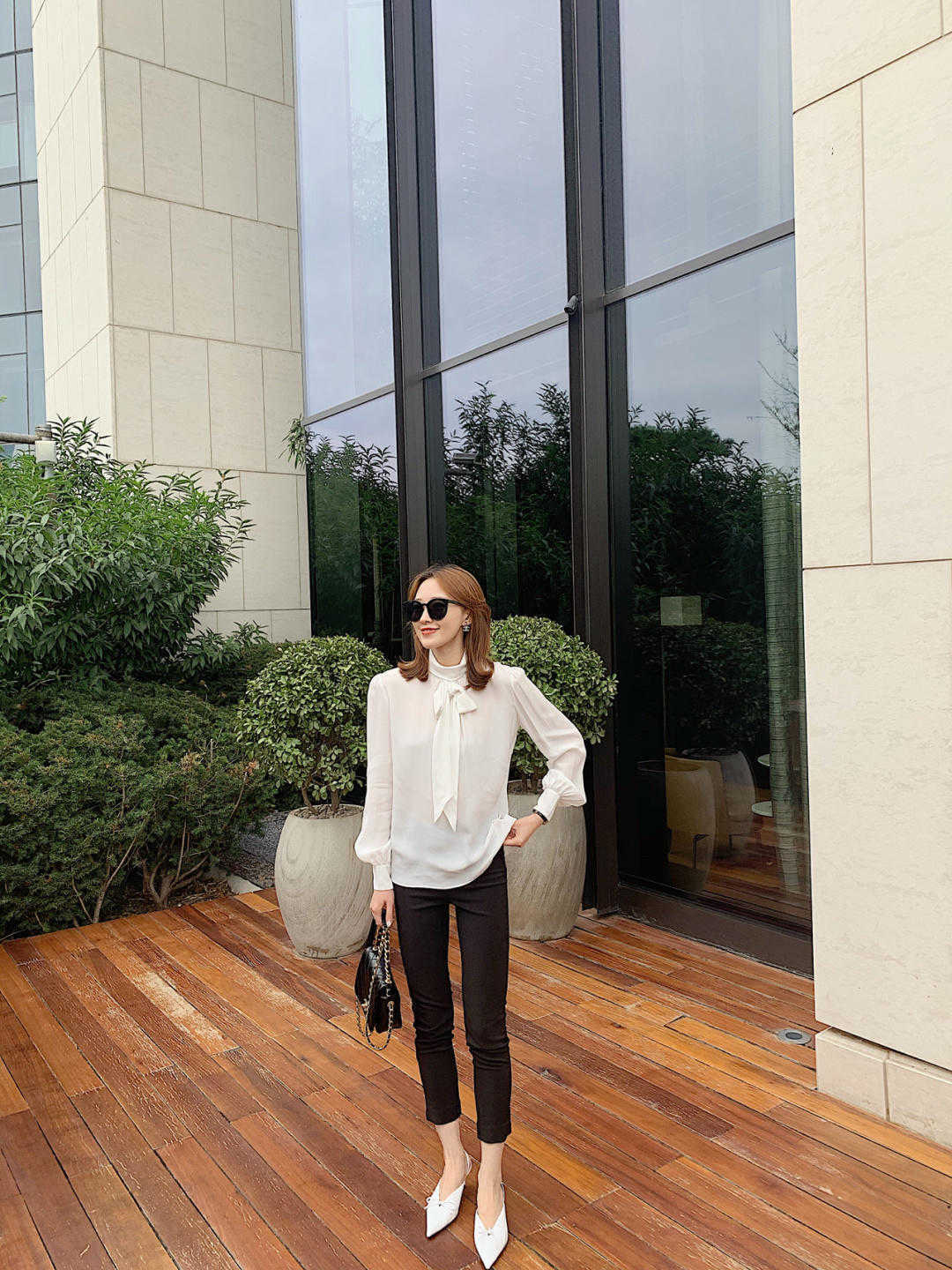时尚博主|职场面试怎么穿?白色系带衬衫配西装裤干练优雅,一点不呆板