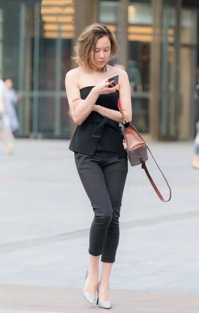 小姐姐|街拍:小姐姐身穿无袖的连衣裙,看上去十分的有质感