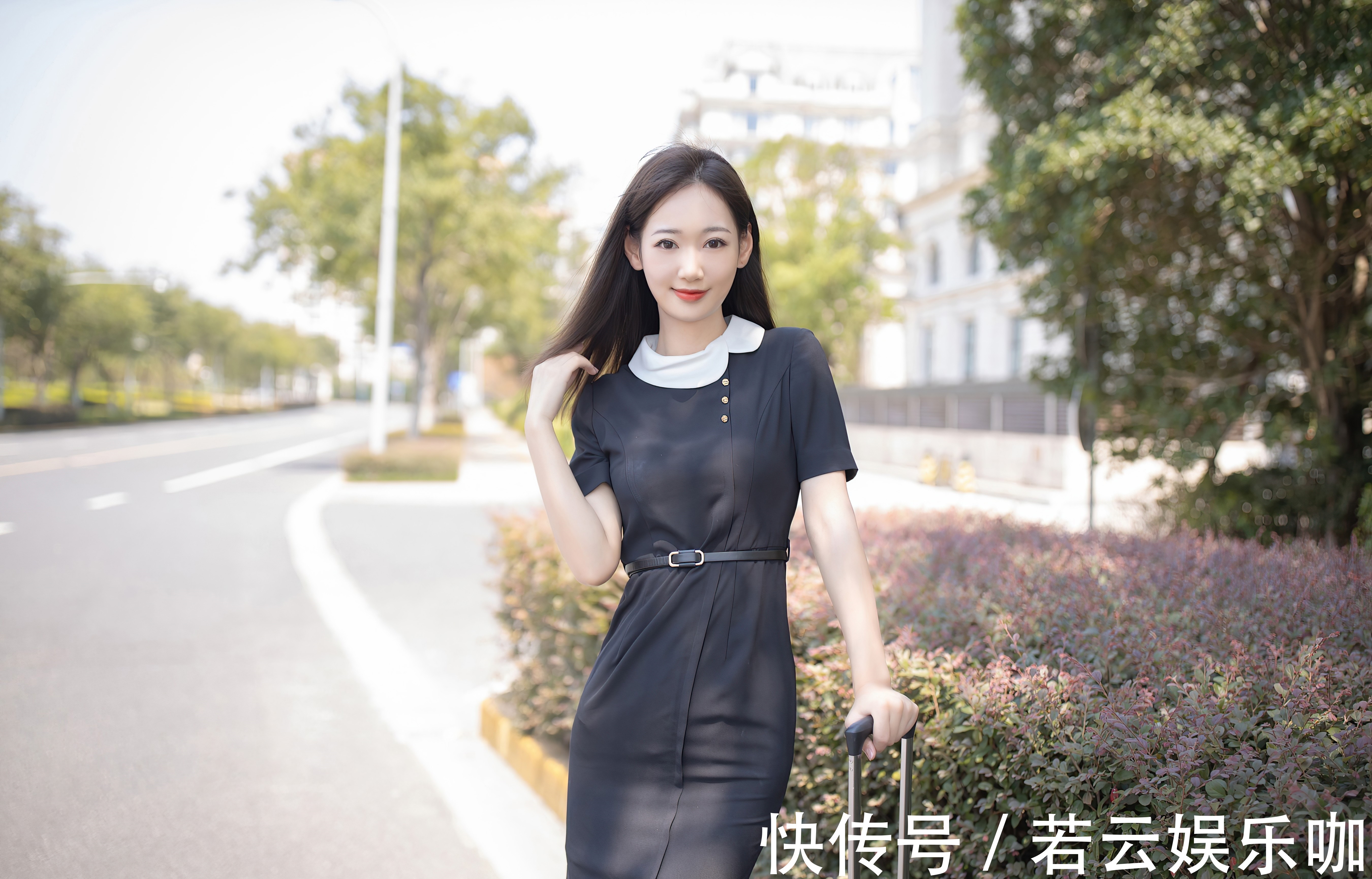 丝袜 笑容甜美的黑色连衣裙美女,搭配一双黑色高跟鞋更是婉约大方