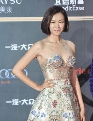 40岁李艾有多撩人，大胆挑战3D彩绘裙，40岁的样子太绝了