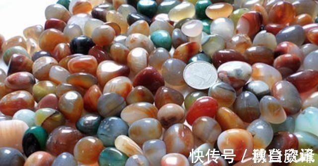 唐诗宋词&内蒙干涸湖底铺满“五彩石”,没人识货被随意捡走,3年亏20亿