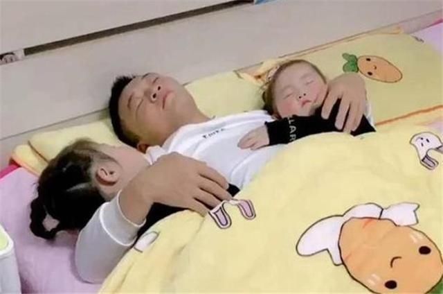 午睡|三胞胎中男娃最“惨”,宝爸带三胞胎午睡走红,家庭地位一目了然