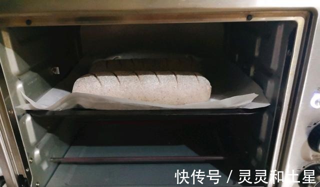 吸油纸|黑米别用来煮粥，做成面包，好吃又美味！