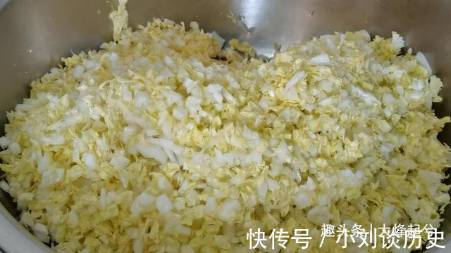 白菜|香菇肉馅饺子调制方法，味道鲜香滑嫩又营养，做法简单全家都爱吃