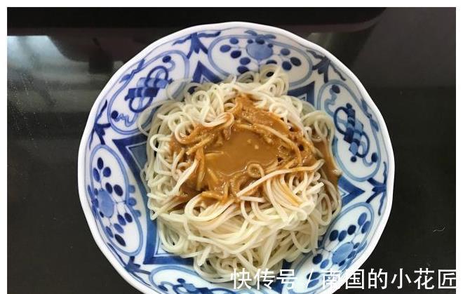 夏天|夏天，就爱这碗凉拌面，鲜香开胃，5分钟上桌，好吃到舔碗底