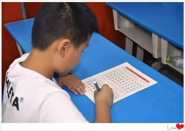 中国文化|有种字体叫欧阳娜娜体,横平竖直没一笔是弯的,连在一起很呆萌