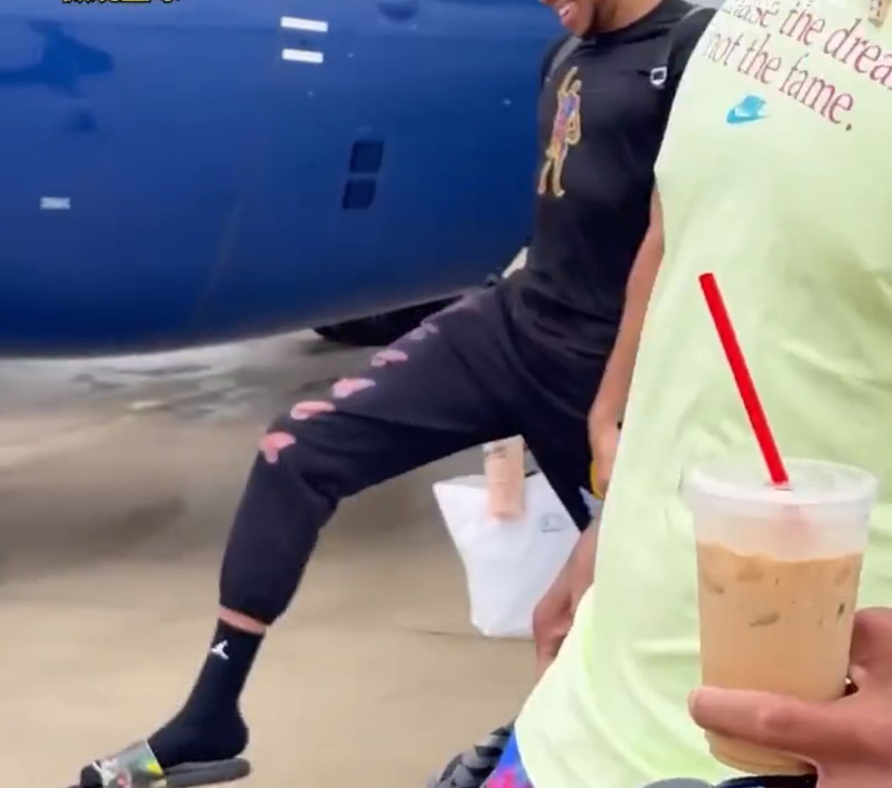 亿万富翁|酸了!字母哥晒塔克穿镶钻球鞋登机,自己只穿一双人字拖太寒酸