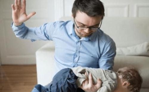 胆小|这3种性格的父亲,培养出的孩子自卑又懦弱,长大后很难有出息