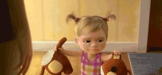 女儿|“她总盯着我看”，女儿被800元玩具吓哭，网友我看见也害怕