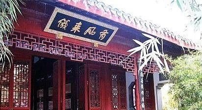 五间房!林黛玉的潇湘馆和薛宝钗的蘅芜苑都是五间房,暗示宝黛成仙,宝钗是山鬼