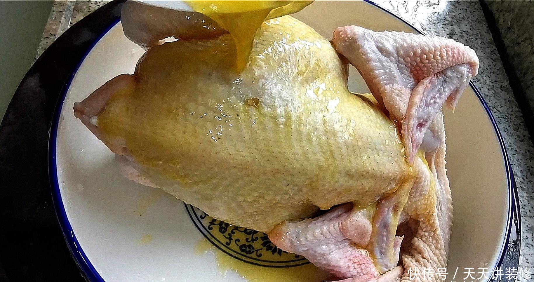 大厨教你正宗白切鸡做法,皮爽肉滑鲜美,搭配3碗蘸料,原汁原味