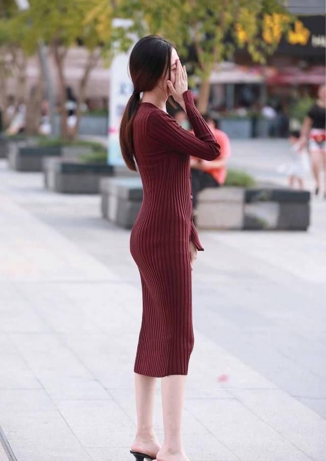 美女穿紧身连衣裙,凸显好身材,大写的赞