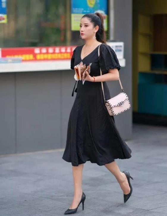 街拍艳冶柔媚的小姐姐,身穿长款上衣配短裤,笑容甜美可爱