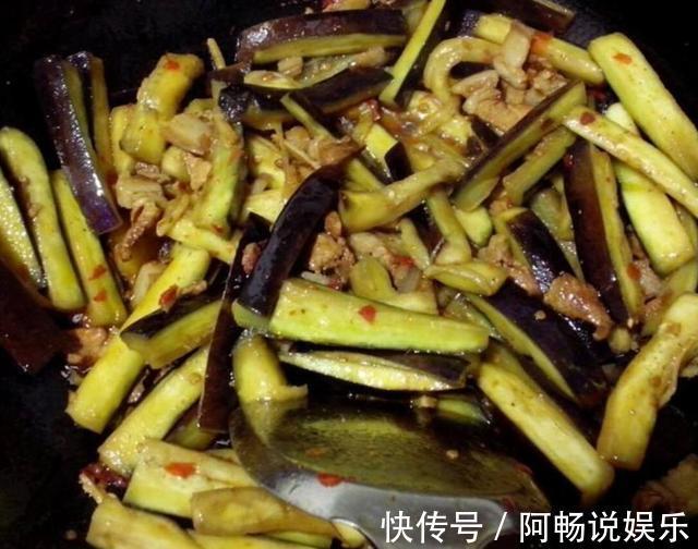 炒茄子时,教您个小技巧,茄子不吸油不发黑,绵软入味更好吃