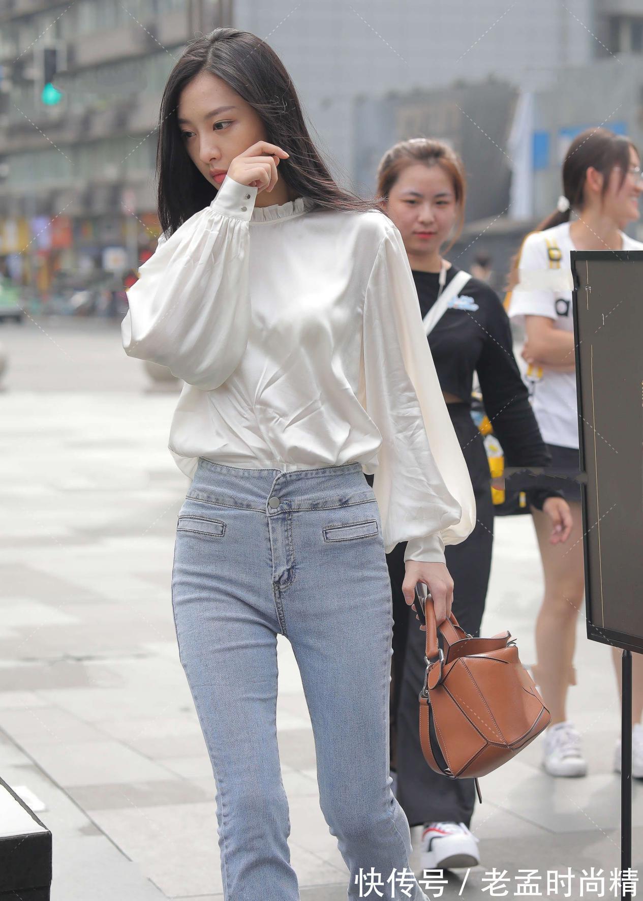 紧身裤|时尚街拍:白色长袖衬衫,搭配一条蓝色牛仔裤,散发一种优雅感觉