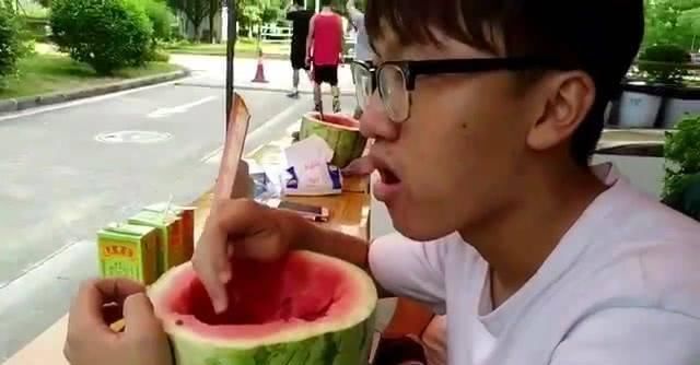 豪气|日本人原以为中国吃西瓜够豪气了,没想到迪拜吃西瓜更“绝”