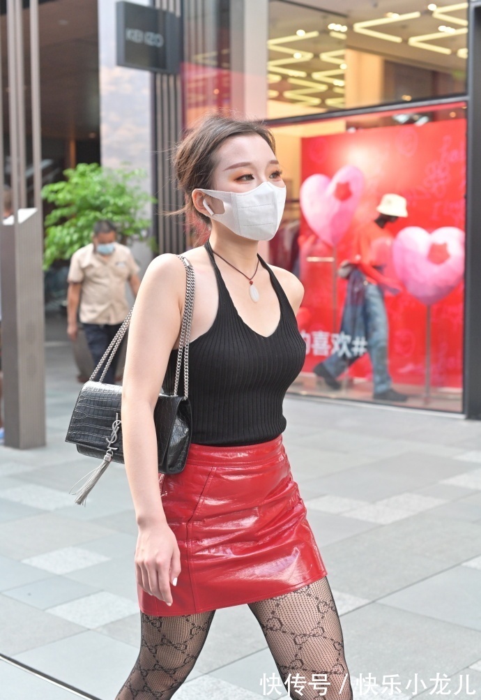 双g|30岁阿姨的红色皮裙,搭配独特,轻松展现时尚美