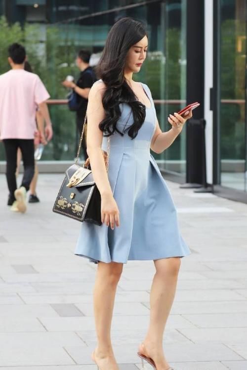 连衣裙 连衣裙不仅凸出女性气质,保守婉约的态度,展现时尚气质!