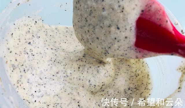 鸡蛋黄|香浓可口的黑芝麻饼干，制作简单，美味又健康！