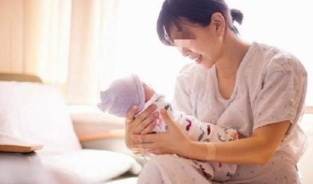 宝宝|为什么婴儿喜欢被抱着走动,大人一坐下就哭?这些原因爸妈要明白