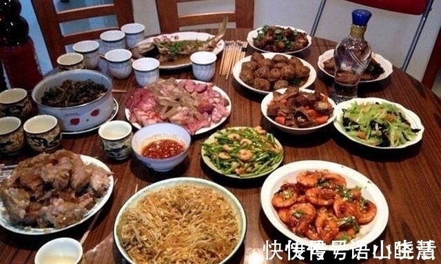 除夕年夜饭，每家每户都不一样，看到这10桌年夜饭，您符合那个？