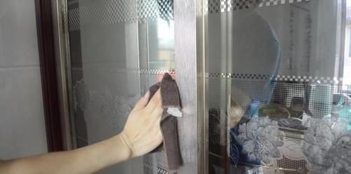 厨房玻璃有油污洗不干净教你一招,轻轻一擦油污全去除,真实用
