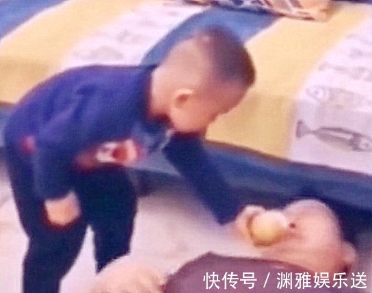 萱爸|嫌玩具太贵,宝爸超市倒地撒泼打滚,儿子我不要了还不行吗