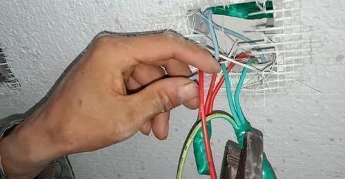 家用|家用电线,一根4平方的,一根2.5的做插座可以不?