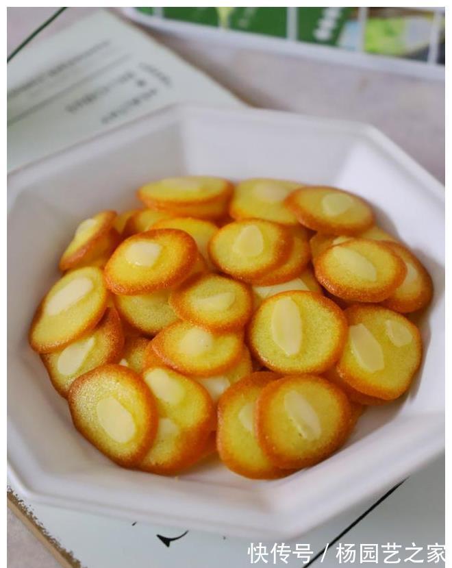 黄油|2个蛋清加1勺面粉,不用打发拌匀就能烤,一口一个嘎嘣脆,太香