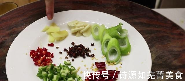 酸菜|水煮牛肉想要做得好吃，要记住关键这一步，麻辣醇香，滑嫩不柴！
