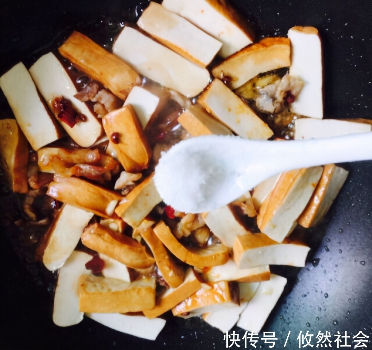 肉质|在家做芹菜香干小炒肉，芹菜清脆可口，肉质鲜美，健康有营养