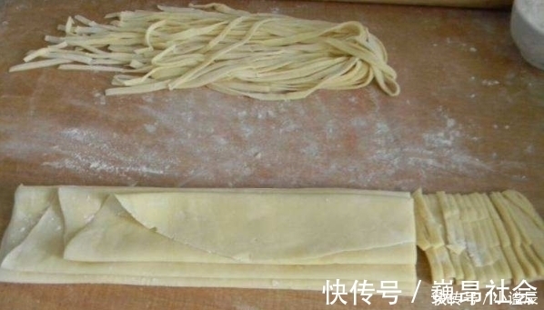 香菇|做手擀面时，万万不要再用水和面了换成它，面条更嫩滑，更筋道