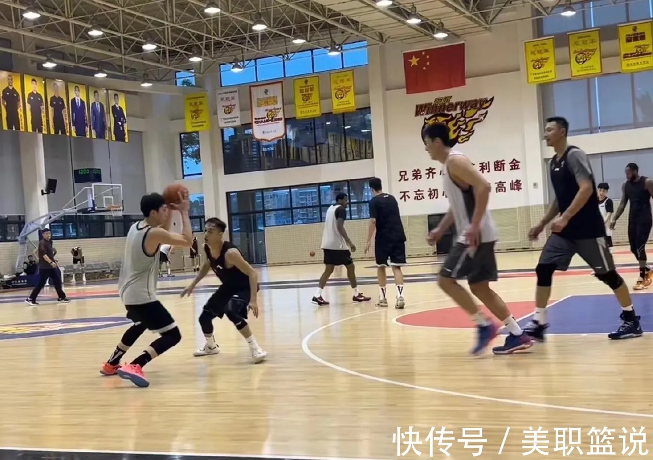 辽宁男篮|脚踝扭了!CBA广东男篮MVP受伤,汤杰差点闯祸,赵睿没有参与集训