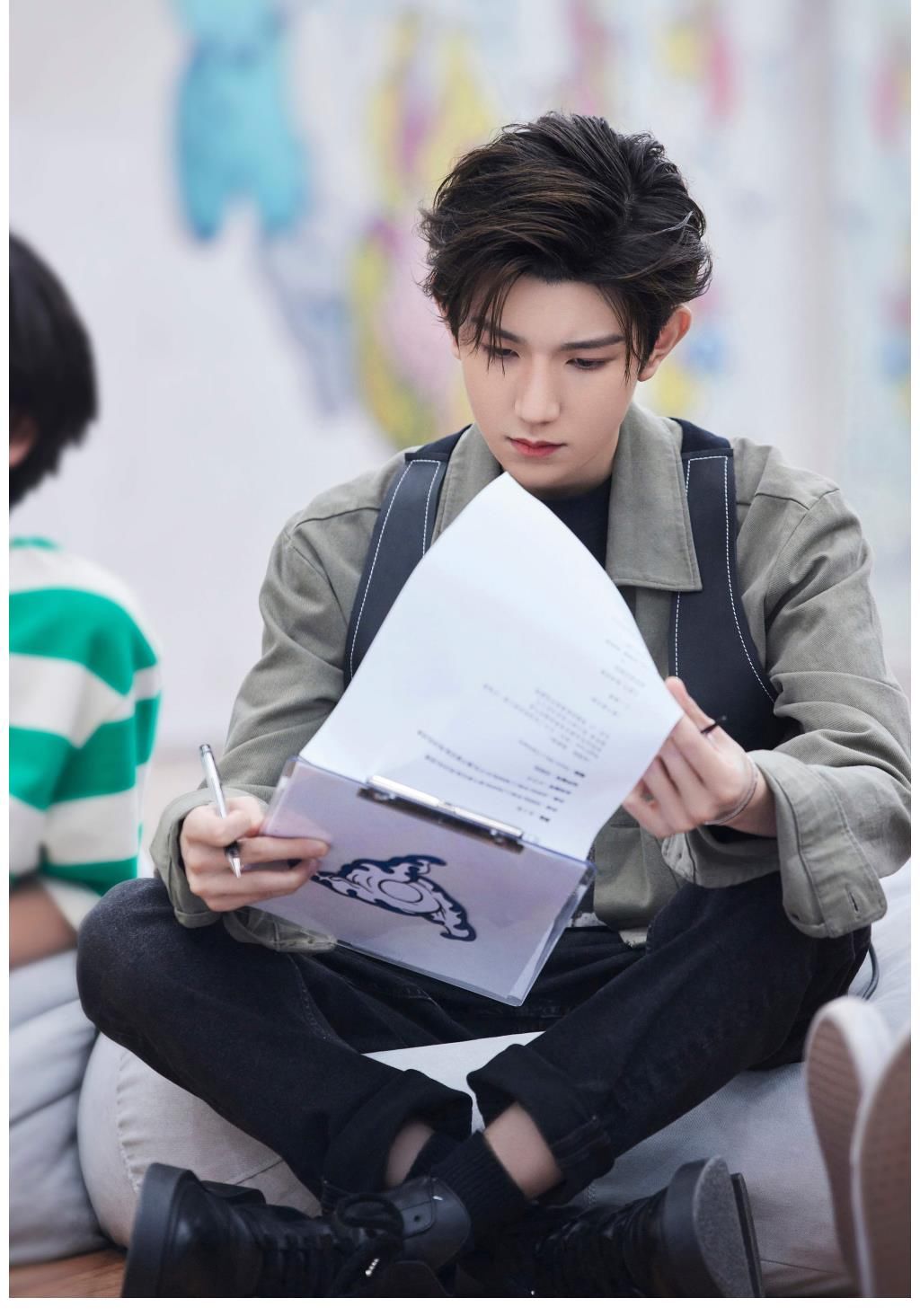 选手|王源《明日创作计划》耐心帮助选手,变反矫情达人态度超man