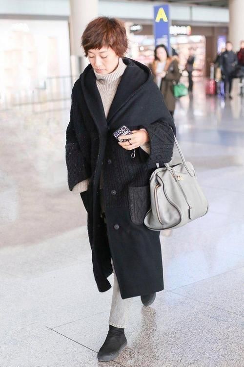 马伊琍真是一股清流，大衣都起球成这样了还穿，配新发型还挺时髦