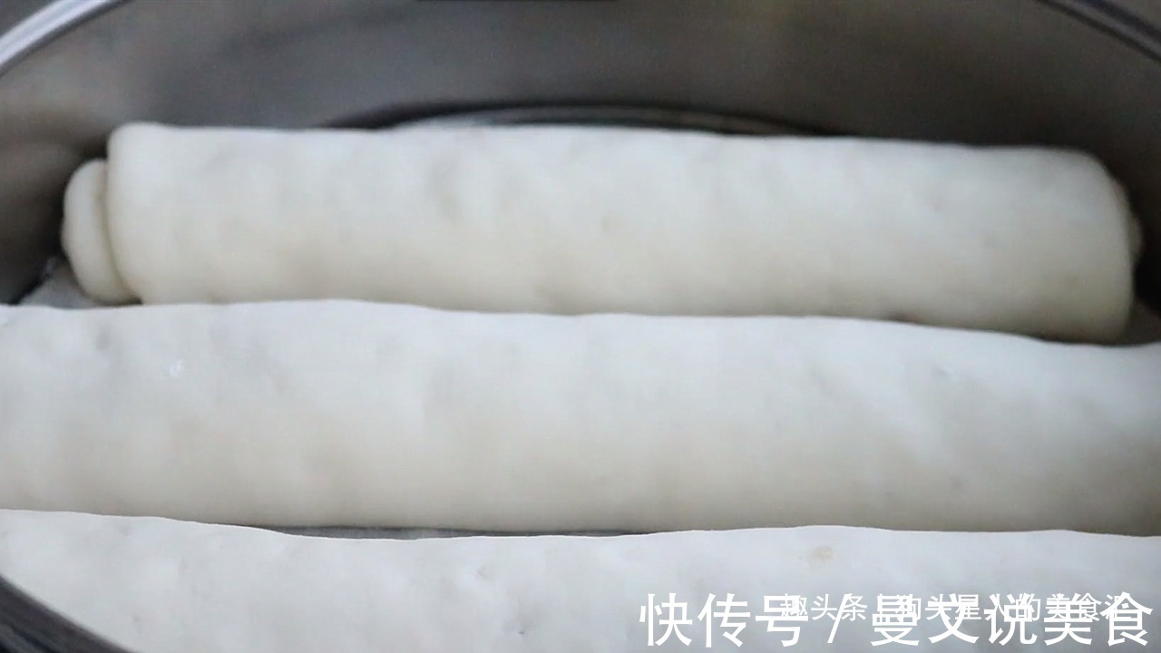 我家隔三差五做这锅菜卷，松软鲜香易消化，层层裹着馅料，太香了