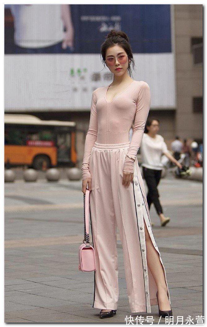 紧身|美女街拍灰色的紧身衣搭配超短热裤，让人眼前一亮
