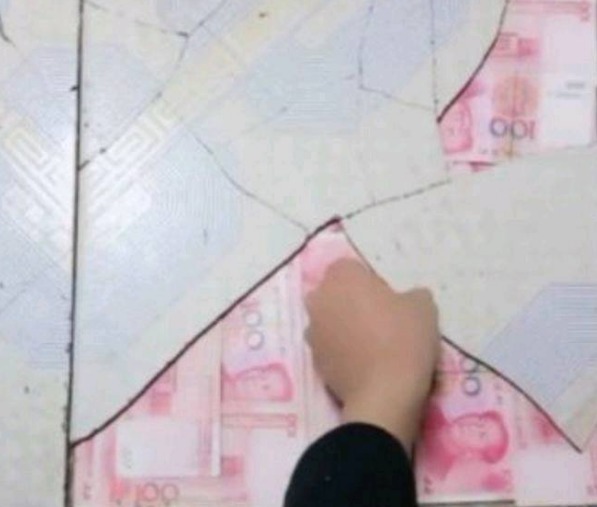 女子拖地时发现地板裂开,翻开地板乐了